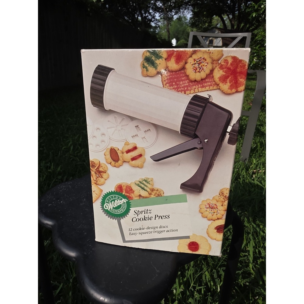 Wilton Spritz Cookie Pastry Press Includes 12 Cookie Discs NIB